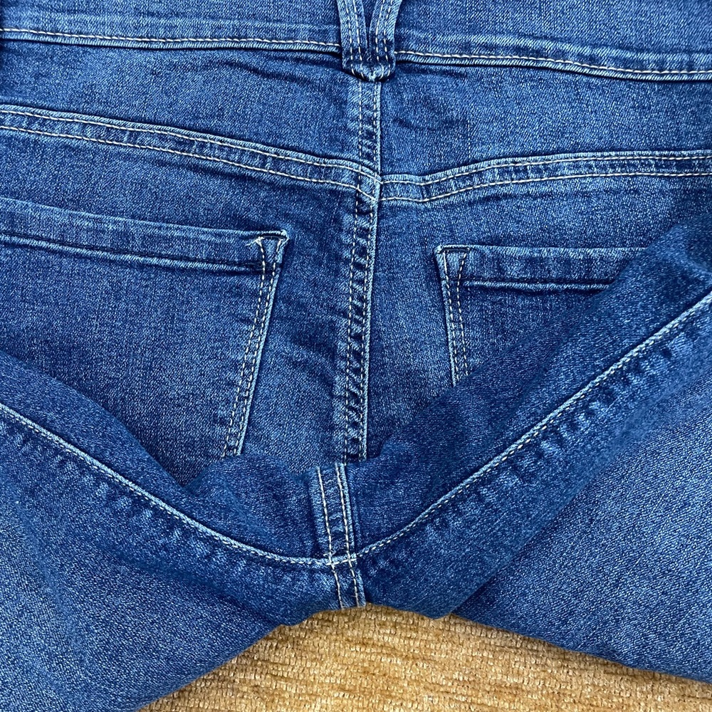 Curve Appeal size 4, denim medium wash, cuffed Bermuda shorts - Picture 8 of 8